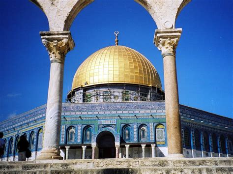  The Dome of the Rock - An Architectural Marvel Shimmering with Celestial Symbolism!