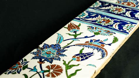 The Kütahya Tile Panel! A Symphony of Turquoise and Cobalt Glaze